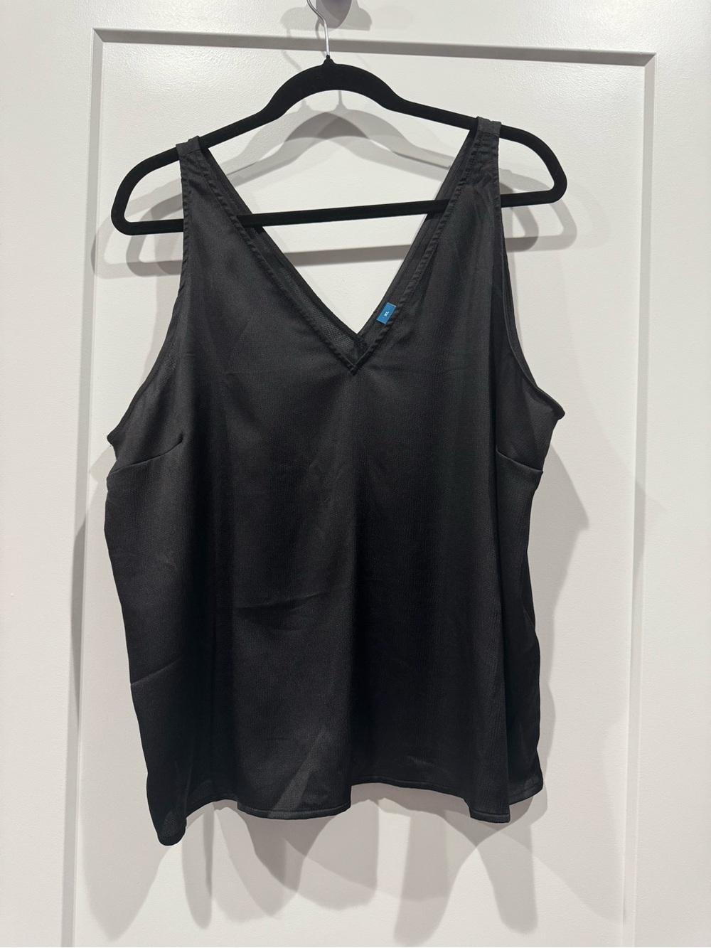 Old Navy Black V-Neck Sleeveless Camisole - Picture 1 of 3
